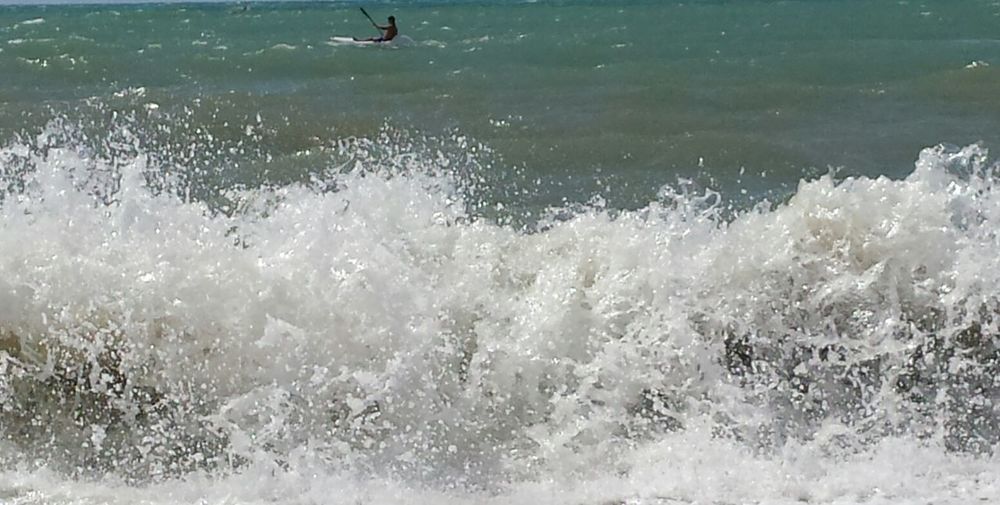 Waves splashing in sea
