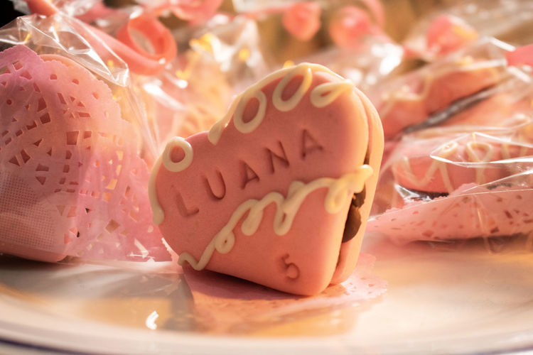 A pink cookie with the nama luana and the number five